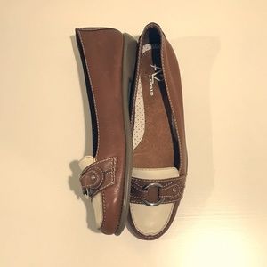 NWOB A2 by Aerosoles Silver Buckle Comfort Flats